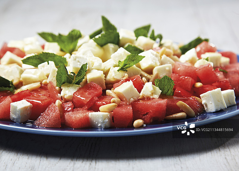 西瓜搭配菲达奶酪、蜂蜜和松子图片素材