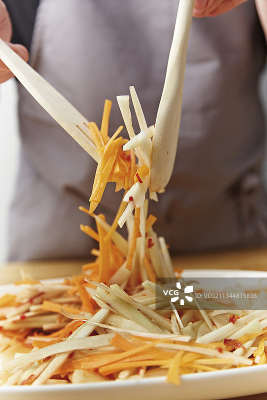 未烹制的木瓜和胡萝卜条图片素材