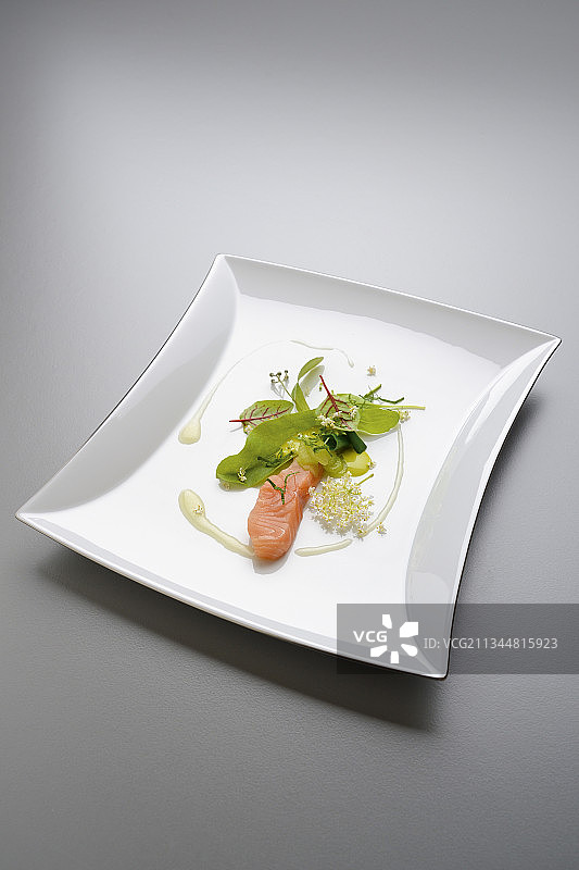 配有酢浆草、大黄和开心果奶油的棕色鳟鱼图片素材