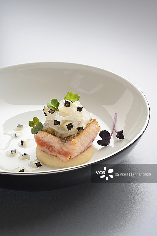 红点鲑配黑萝卜和蚕豆奶油图片素材