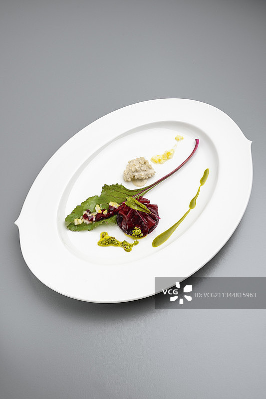 杜松配甜菜根、樱桃和灰烬奶油图片素材