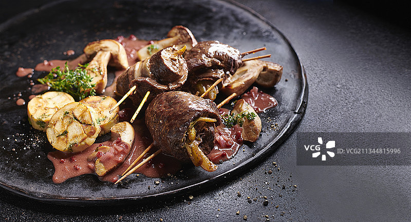 红烧鹿肉卷配椒盐卷饼饺子和牛肝菌图片素材