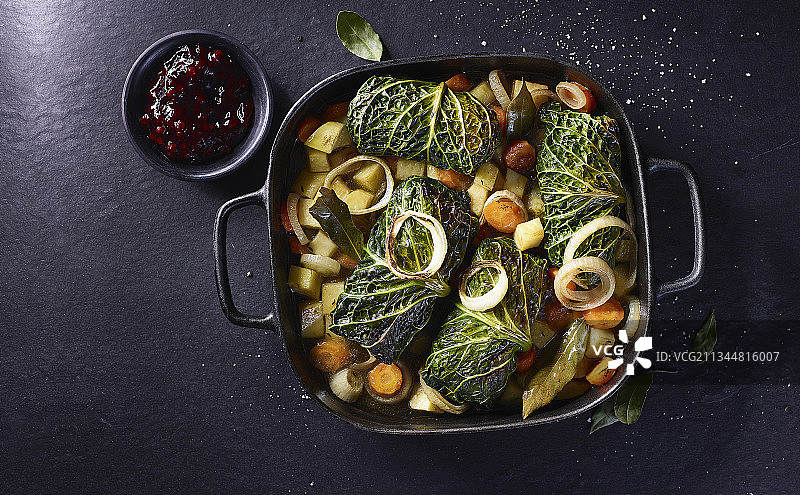 卷心菜包裹的野猪肉图片素材