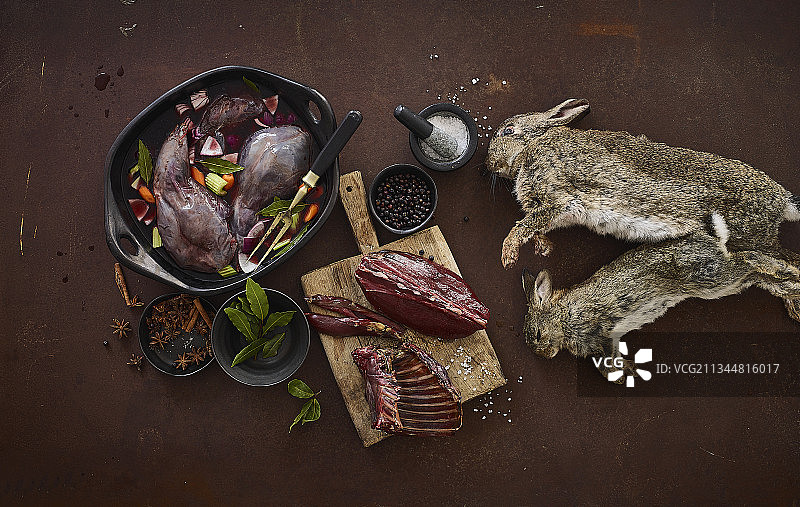 腌制兔腿和死兔摆拍静物图片素材