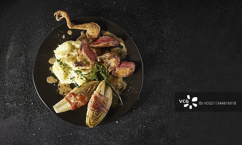 烩菊苣土豆泥鸽胸肉图片素材