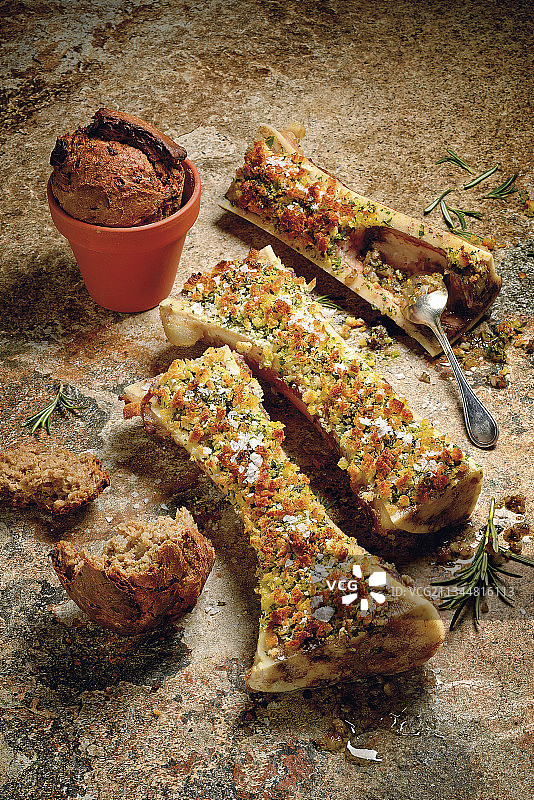 花盆里的洋葱面包炖牛骨髓图片素材