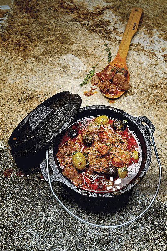 荷兰烤箱制作的“文图山”什锦炖菜图片素材