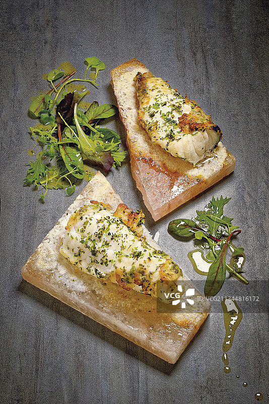 绿培根盐砖烤安康鱼图片素材