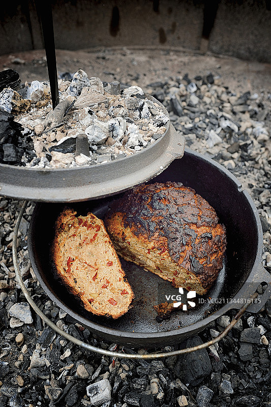 荷兰烤箱番茄面包图片素材