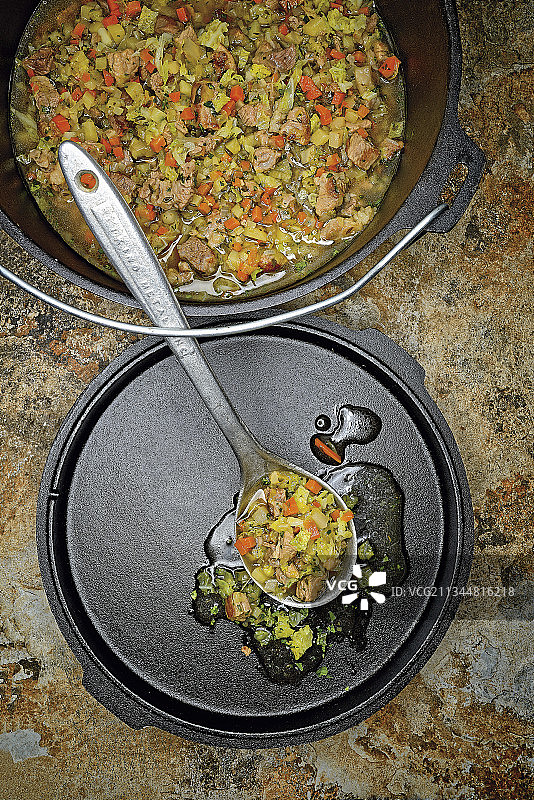 用荷兰烤箱制作的皮歇尔斯泰纳（德国肉类和蔬菜炖菜）图片素材