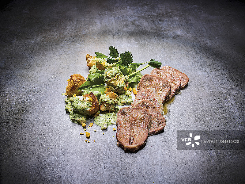 法兰克福绿酱面包沙拉牛舌图片素材