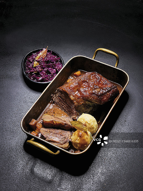 红甘蓝土豆丸子烩牛肉图片素材