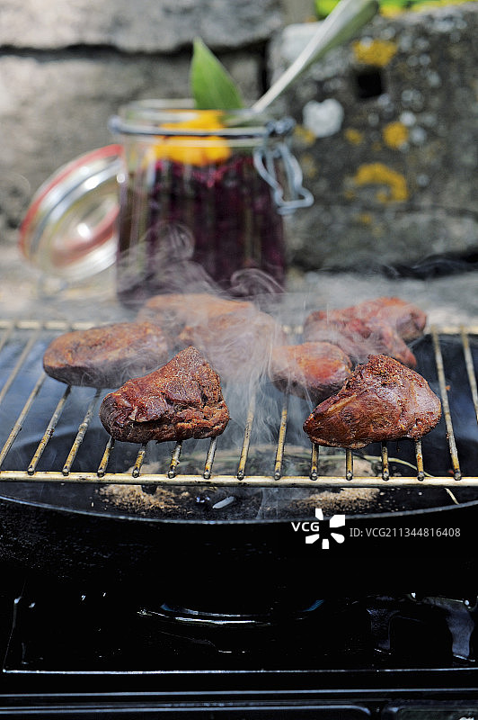 腌制红卷心菜沙拉配热熏猪面颊肉和橙子图片素材