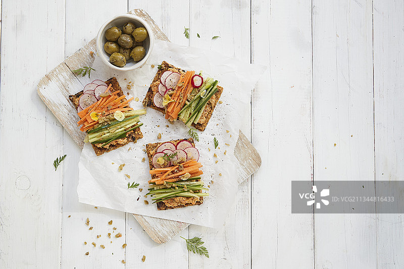 蔬菜饼干配胡萝卜酱和蔬菜丝图片素材