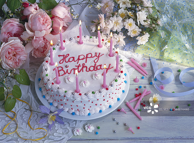 九根蜡烛的生日蛋糕图片素材