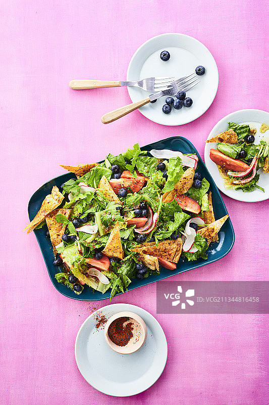 东方面包沙拉配苏麻酱和蓝莓图片素材