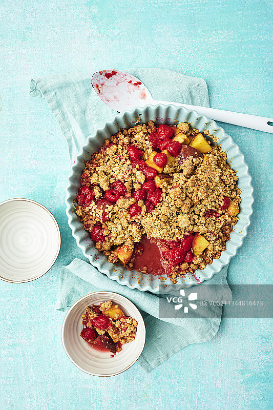 覆盆子桃子燕麦酥皮甜点图片素材