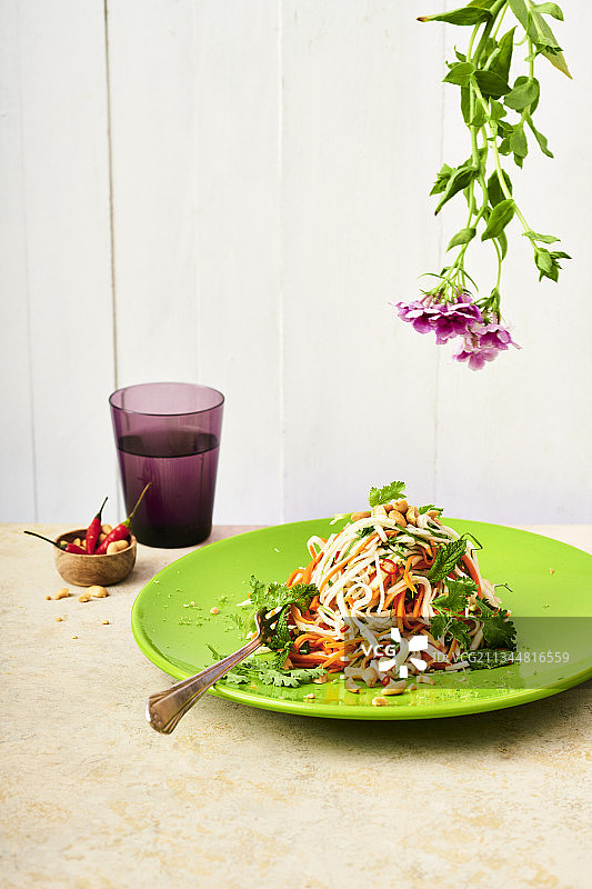 越南大头菜沙拉配木瓜、花生和辣椒图片素材