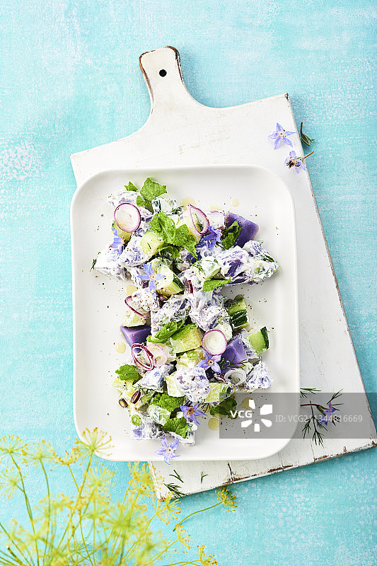 紫色土豆沙拉配酸奶油、黄瓜和琉璃苣图片素材
