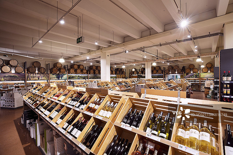 德国杜伊斯堡Bürmann葡萄酒商店的瓶装木箱图片素材