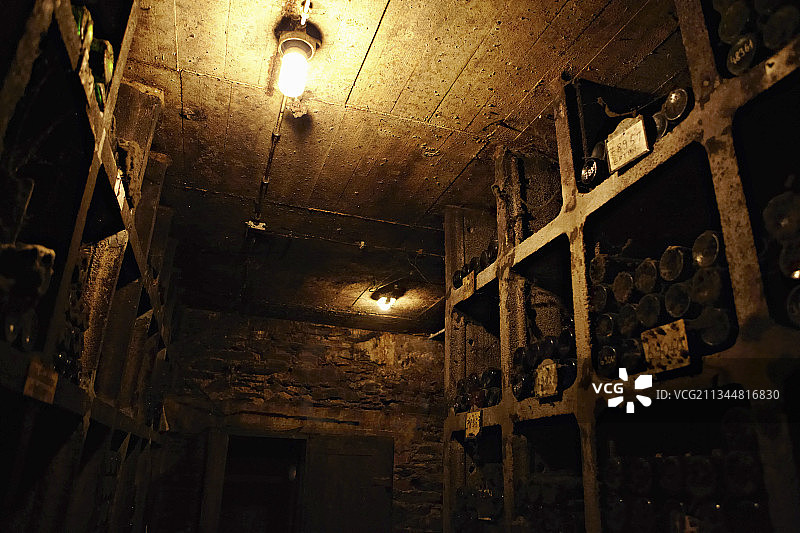 德国摩泽尔埃尼·鲁森葡萄园酒窖图片素材