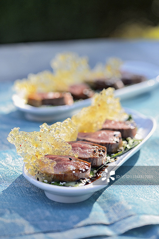 小鹿肉刺身配胡椒焦糖图片素材