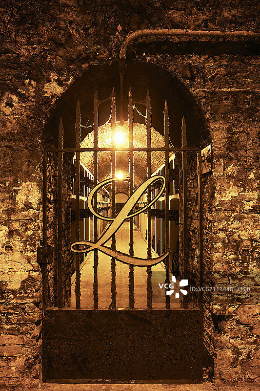 通往拱形酒窖的铁门，法国兰森香槟区图片素材