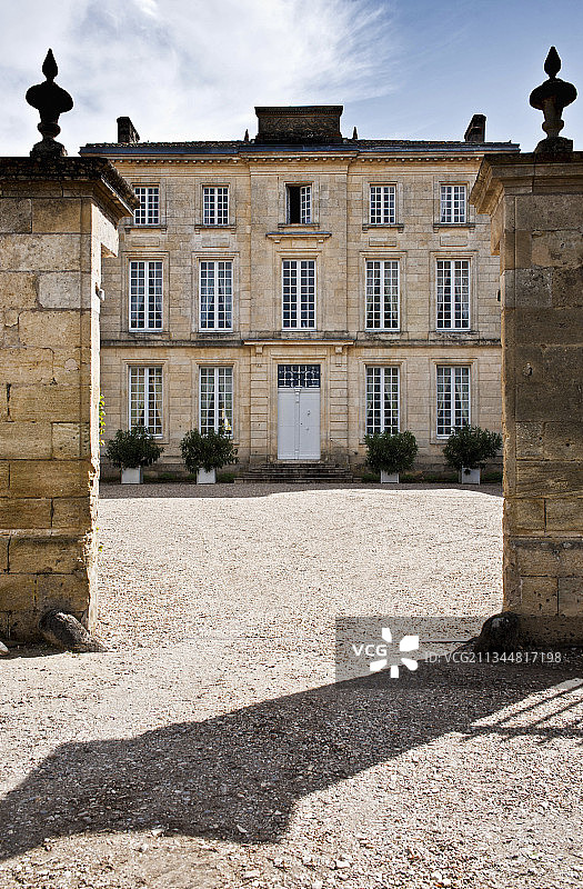 法国波尔多圣埃米利永菲雅克酒庄的内部庭院图片素材