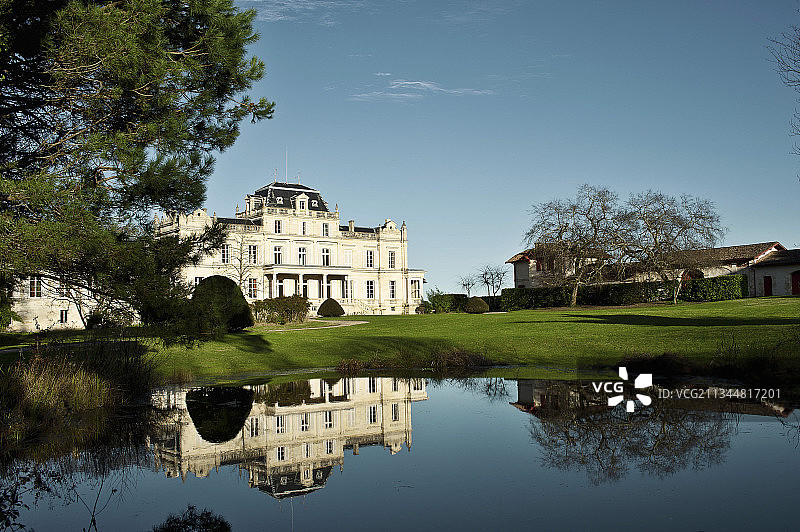 法国吉斯库尔城堡的主楼和公园图片素材