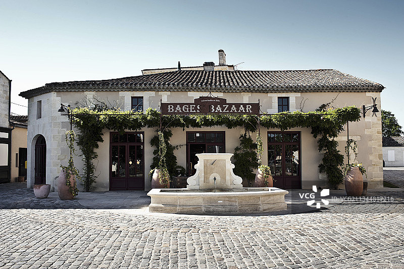 法国波亚克林奇·巴杰城堡的村庄广场图片素材