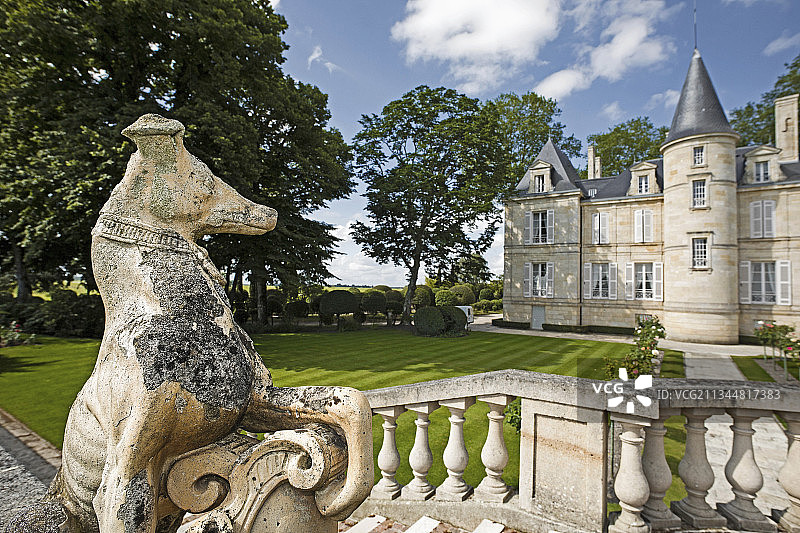 公园和城堡建筑：碧尚女爵酒庄，法国波尔多波亚克图片素材