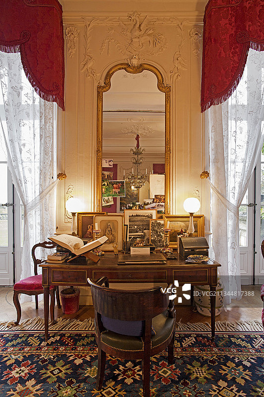 拉菲酒庄沙龙的写字台，法国波尔多图片素材