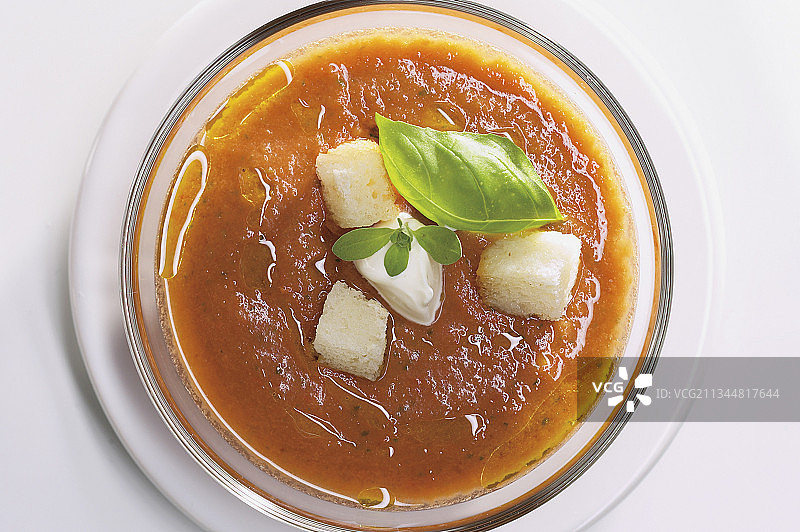 西班牙冷汤配面包丁和罗勒图片素材