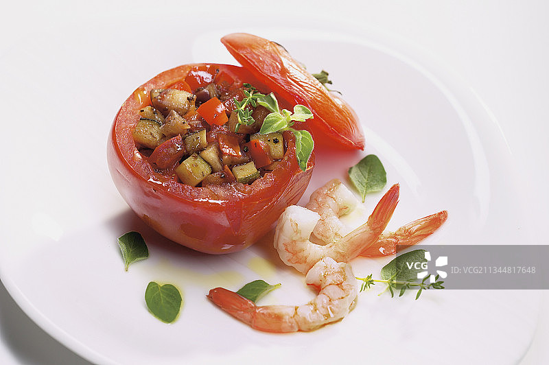 酿番茄配蔬菜杂烩和虾仁图片素材