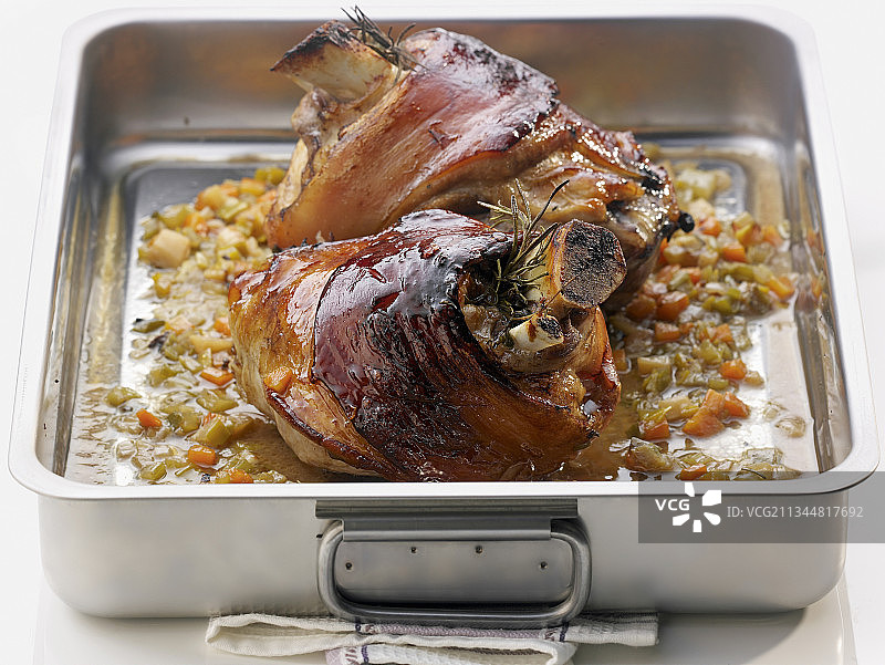 烤盘里的猪肘、小麦啤酒和香草图片素材