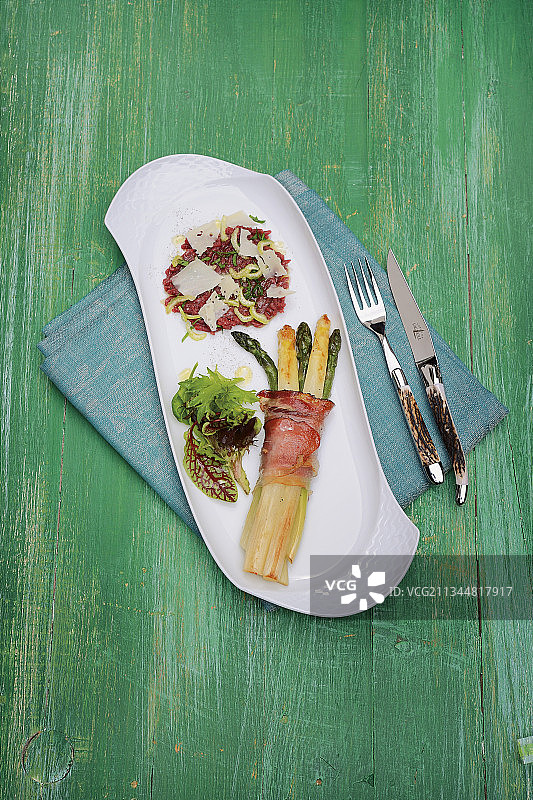 生牛肉塔塔配芹菜、帕尔马干酪和芦笋火腿卷图片素材