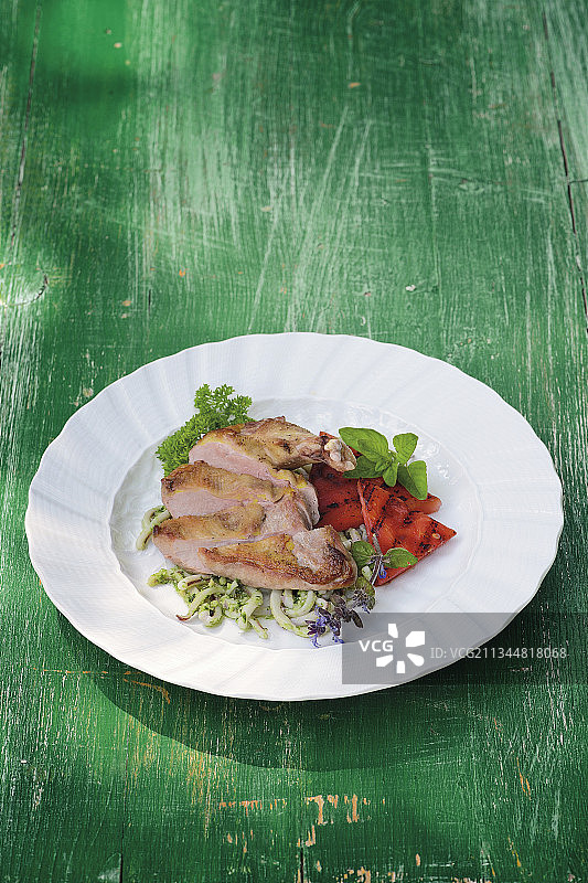 野鸡胸肉和烤西瓜意面图片素材