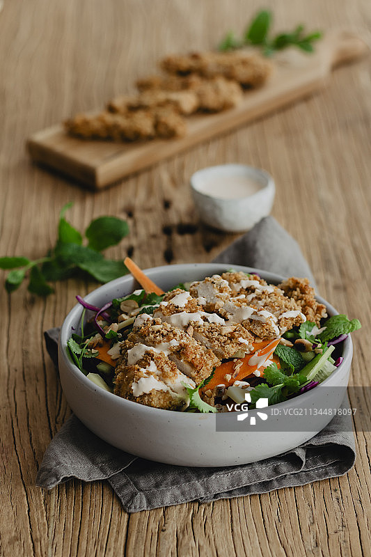 面包糠鸡胸肉配蔬菜沙拉图片素材