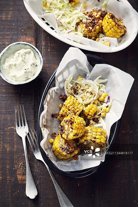 糖醋玉米棒配凉拌卷心菜和牧场沙拉酱图片素材