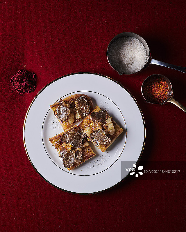 牛肉骨髓和松露法棍图片素材