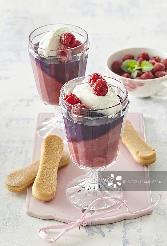 玻璃杯中的双色布丁图片素材