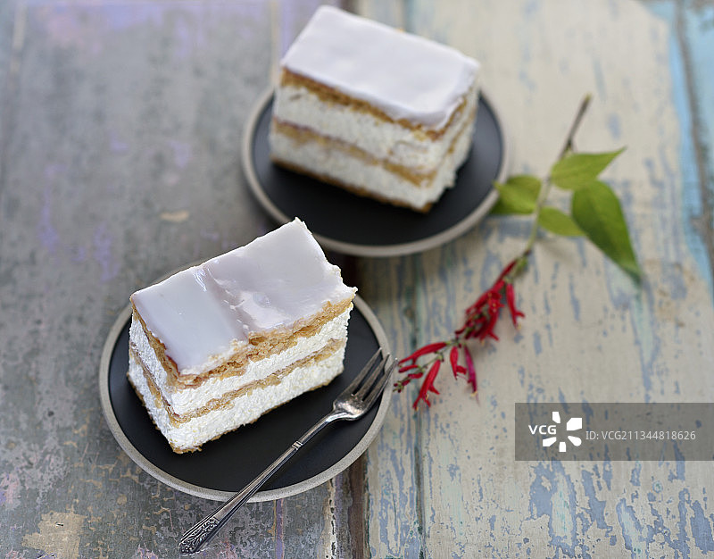 纯素冰镇酥皮奶油切片图片素材
