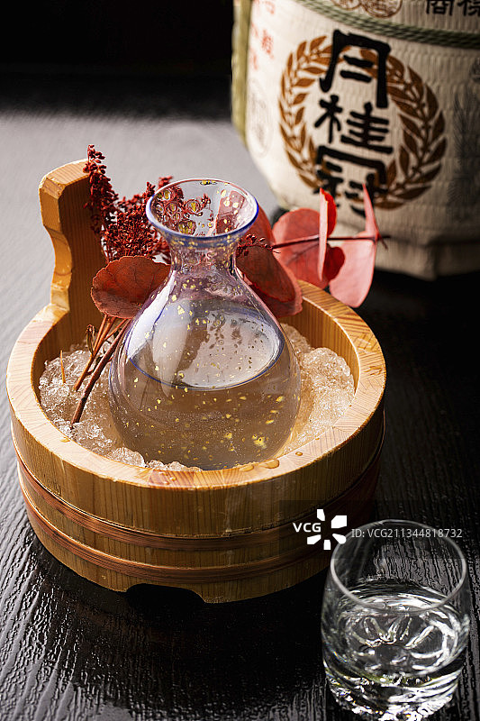 一瓶冰镇日本清酒图片素材
