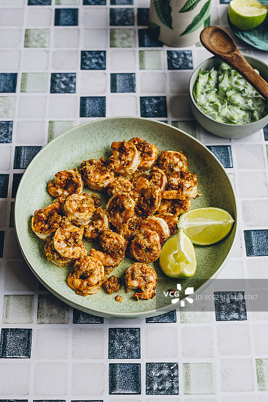 玛莎拉对虾配酪乳黄瓜雷塔和酸橙图片素材