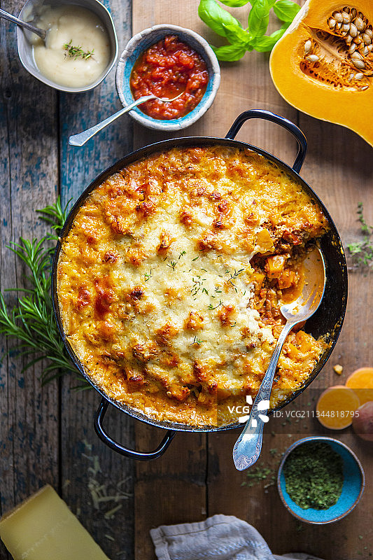 秋季砂锅菜：红薯和冬南瓜图片素材