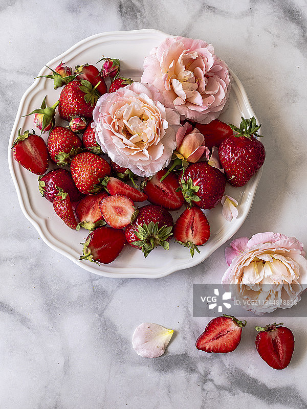 盘子里的草莓和玫瑰图片素材