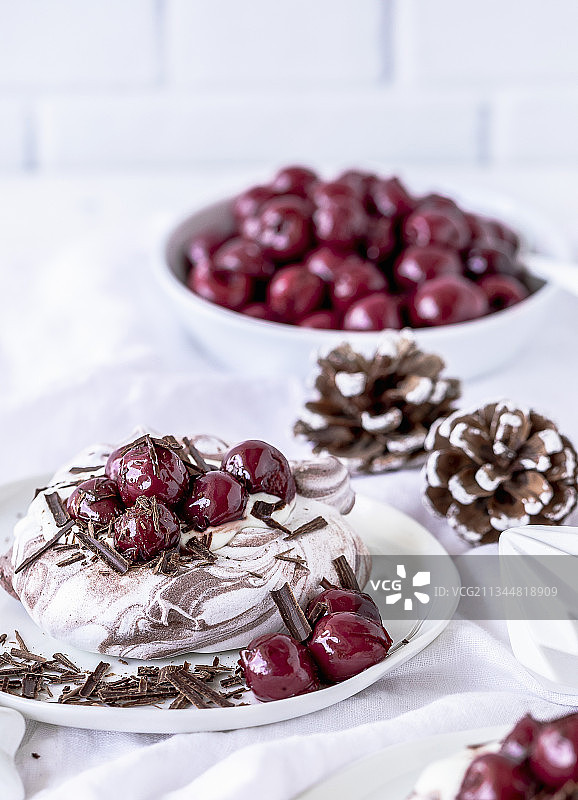 迷你黑森林樱桃蛋白甜饼图片素材