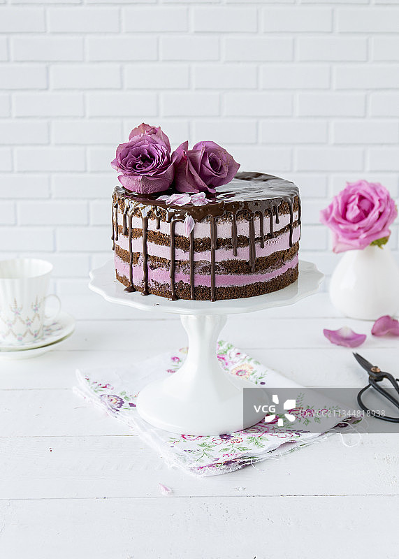 黑莓玫瑰滴落蛋糕图片素材