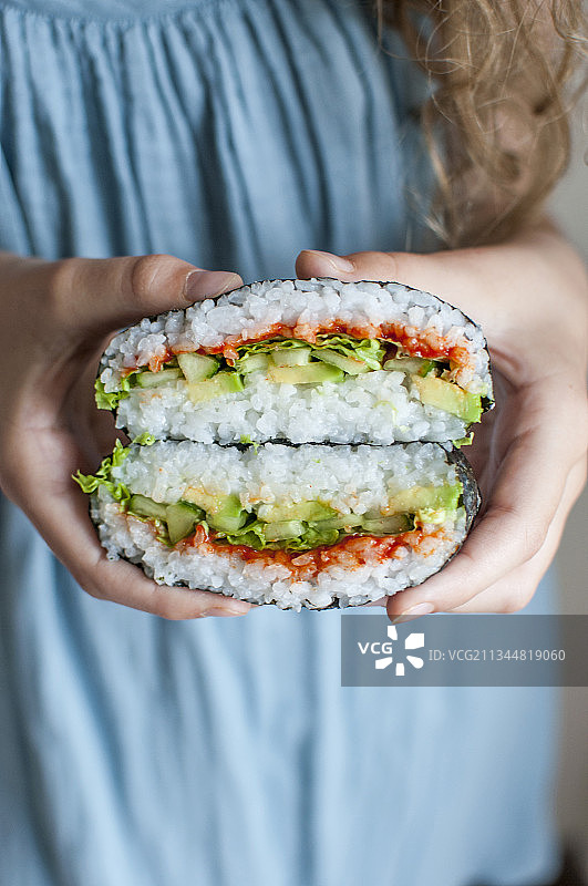 纯素饭团，配韩式辣椒酱、生菜、牛油果和黄瓜图片素材