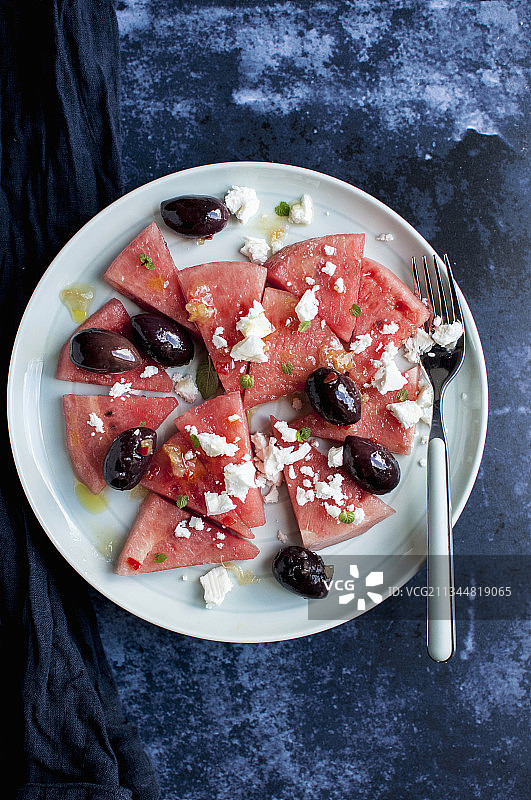 西瓜沙拉配黑橄榄、羊乳酪、新鲜薄荷和腌制柠檬图片素材